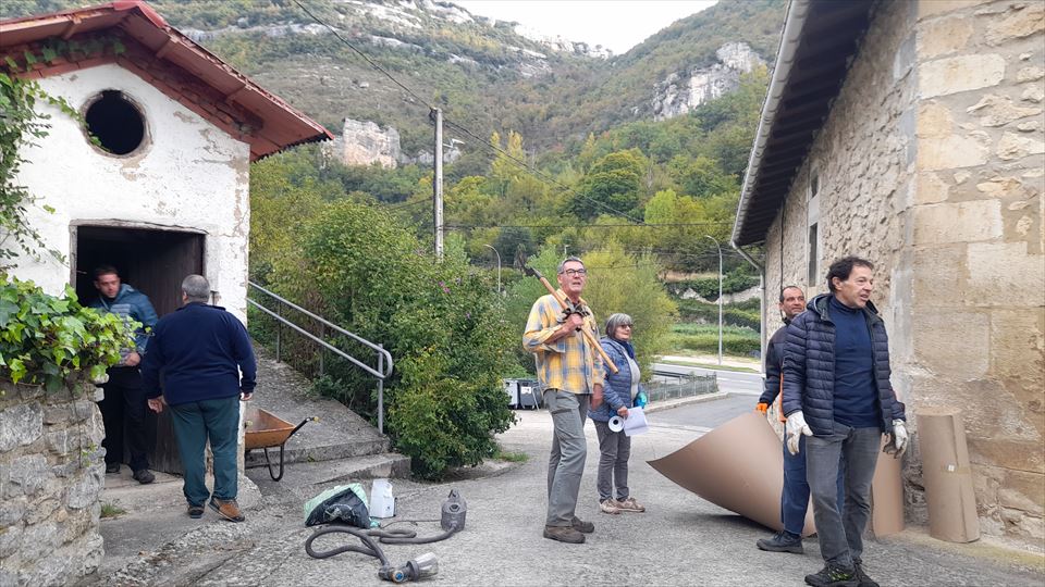 09:30h, vecinos y vecinas del concejo de Atauri acuden a la convocatoria ordinaria de vereda o auzolan