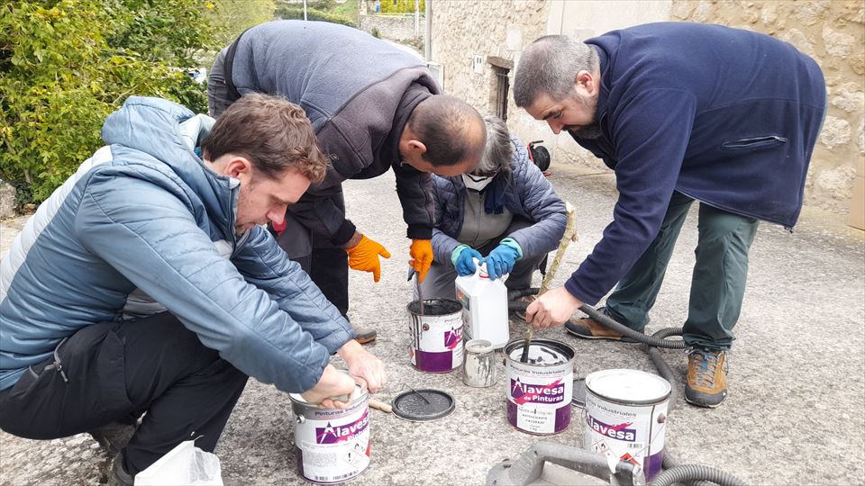 El objetivo de la jornada de vereda es el de pintar las barandilla del Barrio de Arriba de este concejo del municipio de Arraia-Maeztu