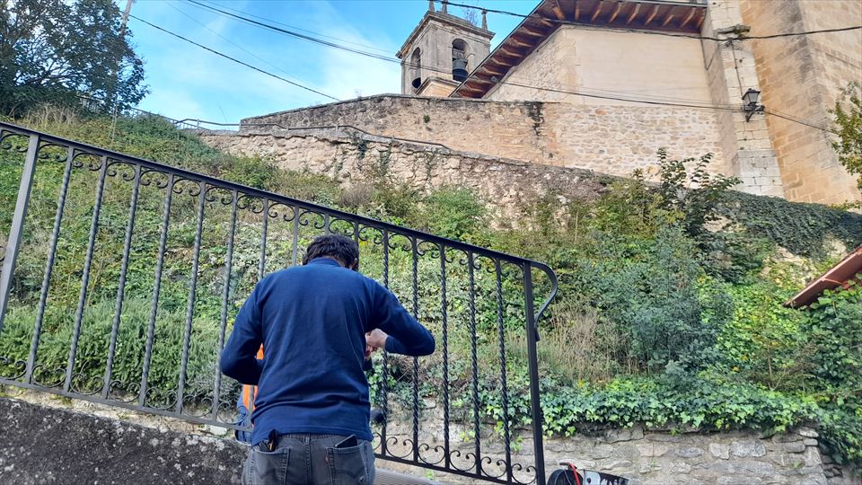 Este concejo tiene muchos desniveles que cuentan con sus barandas que pint los vecinos