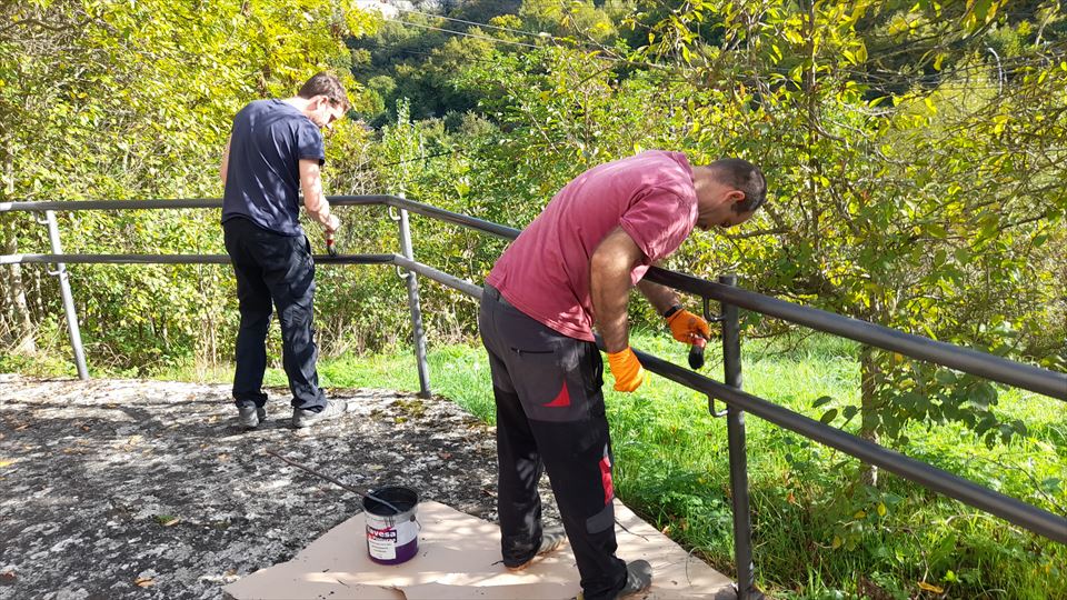 En esta labore n verada se han utilizado 12 botes de pintura gris metálica de 7 kilos cada uno