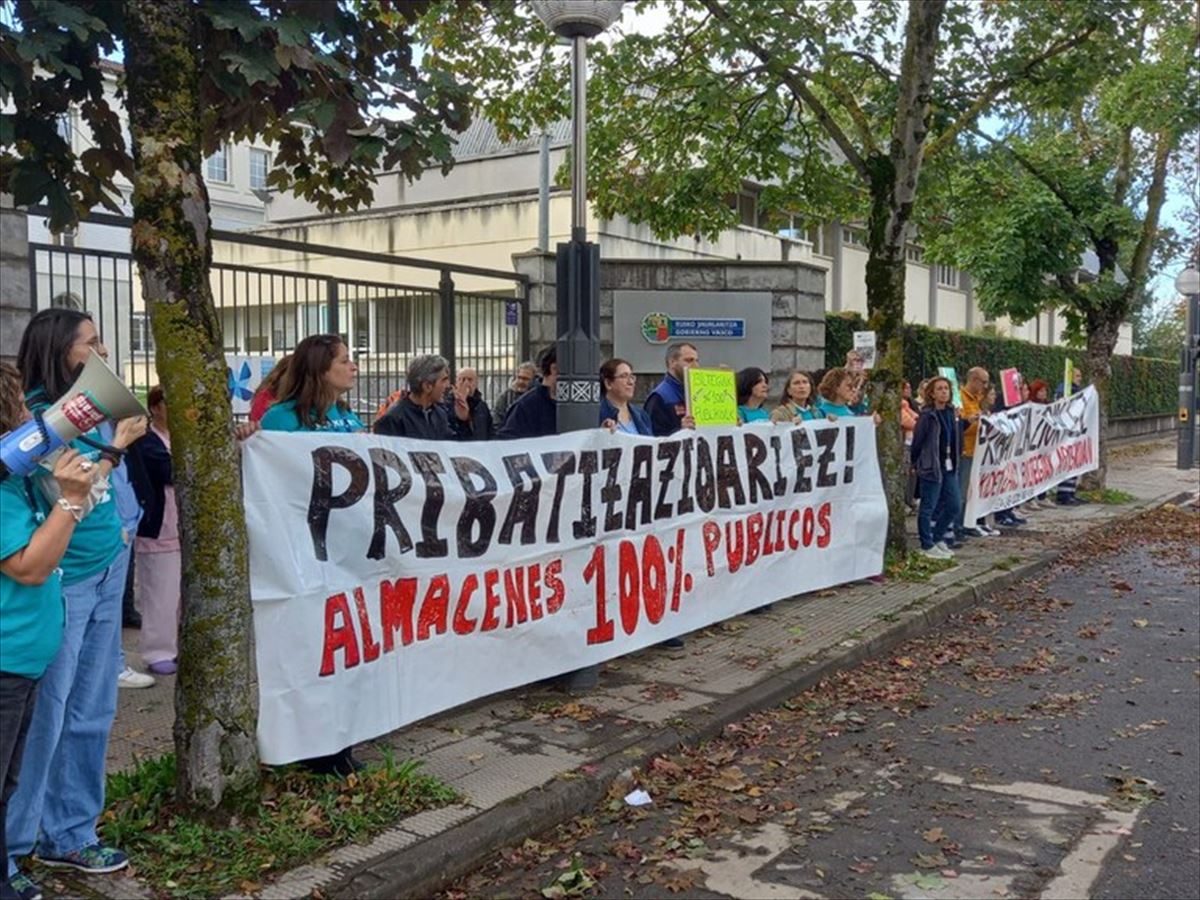 Concentración de los trabajadores de almacenes. Imagen: ELA