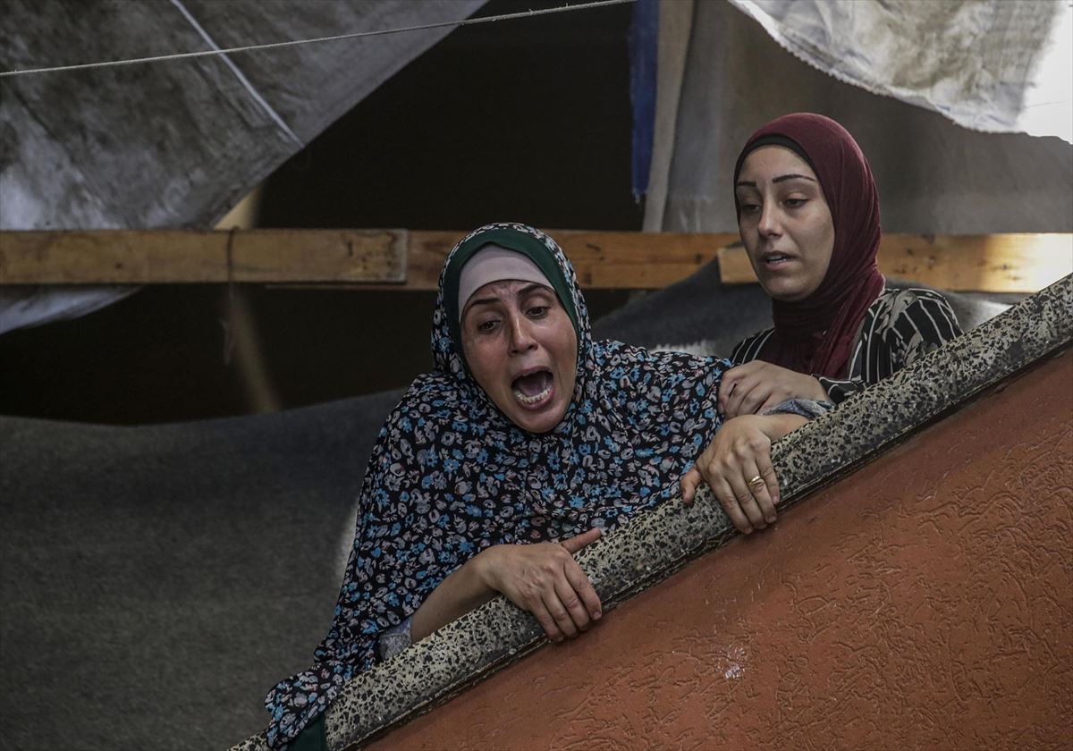 Una mujer llora desconsolada en la escuela de Rufaida (Gaza). Foto: EFE