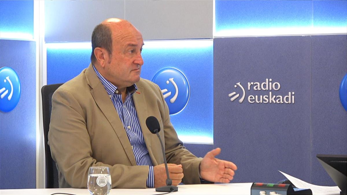 Ortuzar, Radio Euskadiko estudioetan, gaur. 