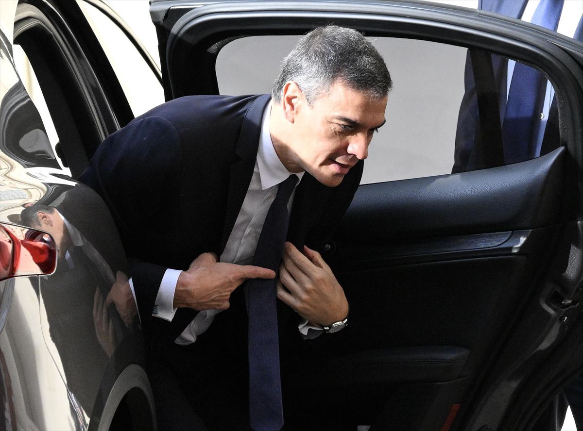 Pedro Sanchez autotik irteten