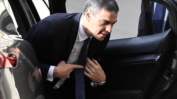 Pedro Sanchez autotik irteten