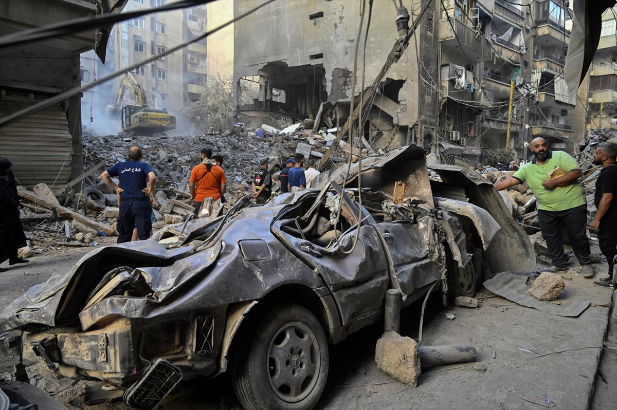 Destrozos ocasionados por los ataques israelíes en Beirut (Líbano) este viernes. Foto: EFE