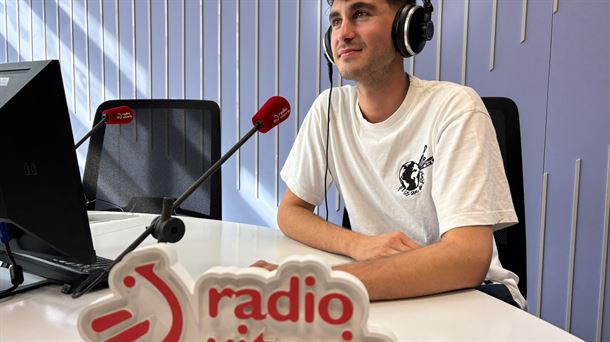 Mikel Mtez. de Lecea en el estudio de Radio Vitoria