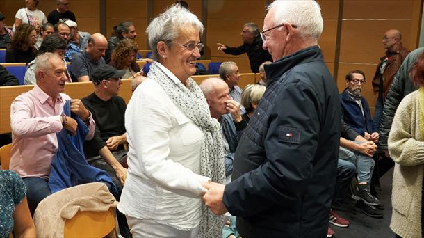 Axun Lasa saluda a Joseba Azkarraga en el acto de las víctimas en Artium. Foto: EFE