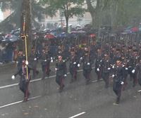 Desfile del Día de la Hispanidad pasado por agua