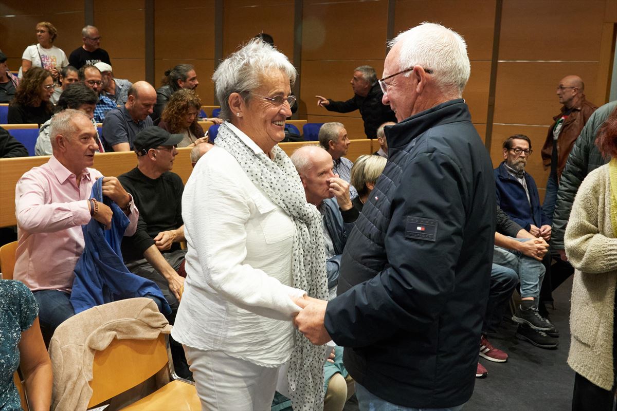 Axun Lasa saluda a Joseba Azkarraga en el acto de las víctimas de la violencia del Estado