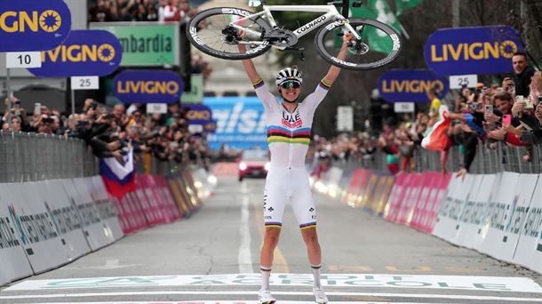 Tadej Pogacar alza su bicicleta al cielo tras ganar su cuarta Il Lombardia. Foto: Il Lombardia