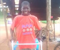 Charles Asare, un niño de Ghana, vuelve a caminar gracias a la solidaridad de Tantaka