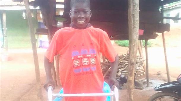 Charles Asare con un andador tras ser operado. Foto: UNAV