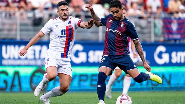 Matheu Pereira en el partido contra el Eldense. Foto: @SDEibar