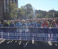 Manifestazio jendetsua egin dute Donostian, txirrindulari lasterketak egiteko dituzten zailtasunak salatzeko