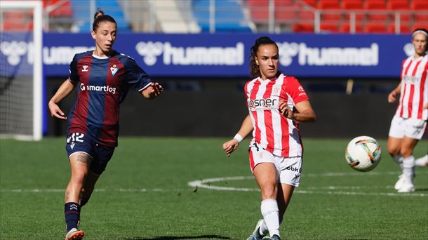 Eibar taldeko Margheritta Monnecchi eta Athleticeko Nerea Nevado baloi baten lehian: Argazkia: Eibar