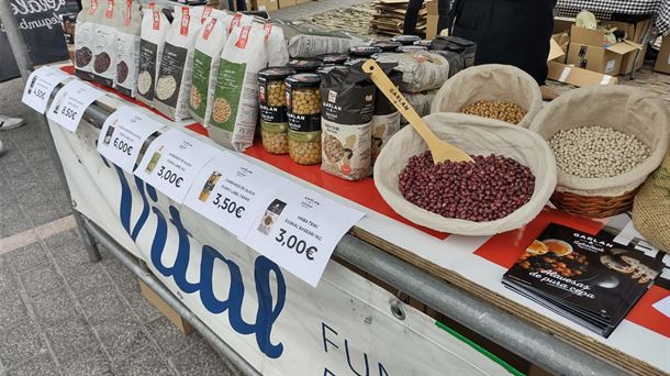 Un puesto de alubias en la feria de Pobes.