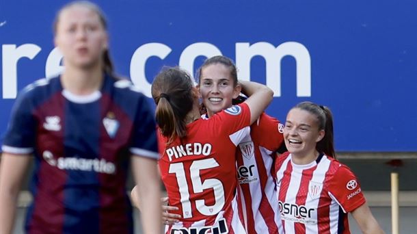 Oguiza celebra el gol de la victoria junto a sus compañeras. 