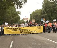 Miles de personas plantan cara en Madrid a los propietarios y la patronal de vivienda