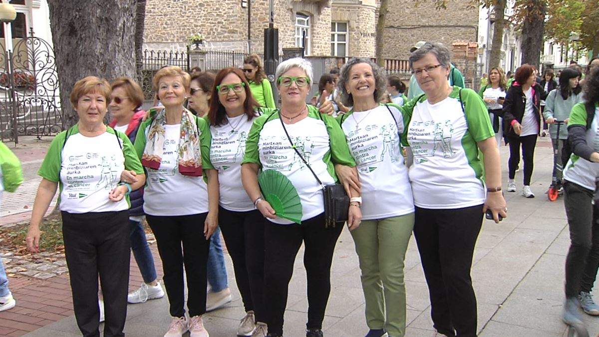 Marea verde contra el cáncer y a favor de la investigación oncológica, en Vitoria-Gasteiz