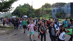 Etorkin talde bat Mexiko hegoaldetik atera da, enplegu eta segurtasun gabeziatik ihesean