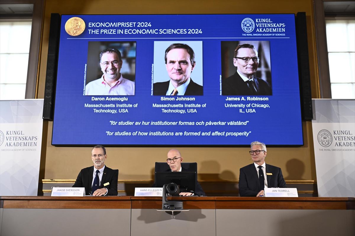 Los tres ganadores del Premio Nobel de Economía 2024. Foto: EFE