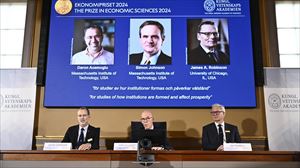 Los tres ganadores del Premio Nobel de Economía 2024. Foto: EFE