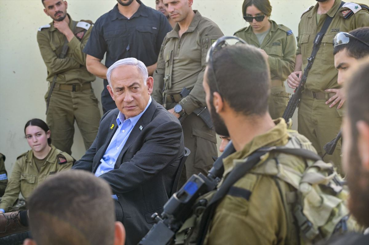 Netanyahu, ayer, junto a soldados israelíes. 