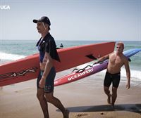 Julen Martikorena y Santxo Etxeberri, surfistas y amigos, protagonistas de ''Helmuga''