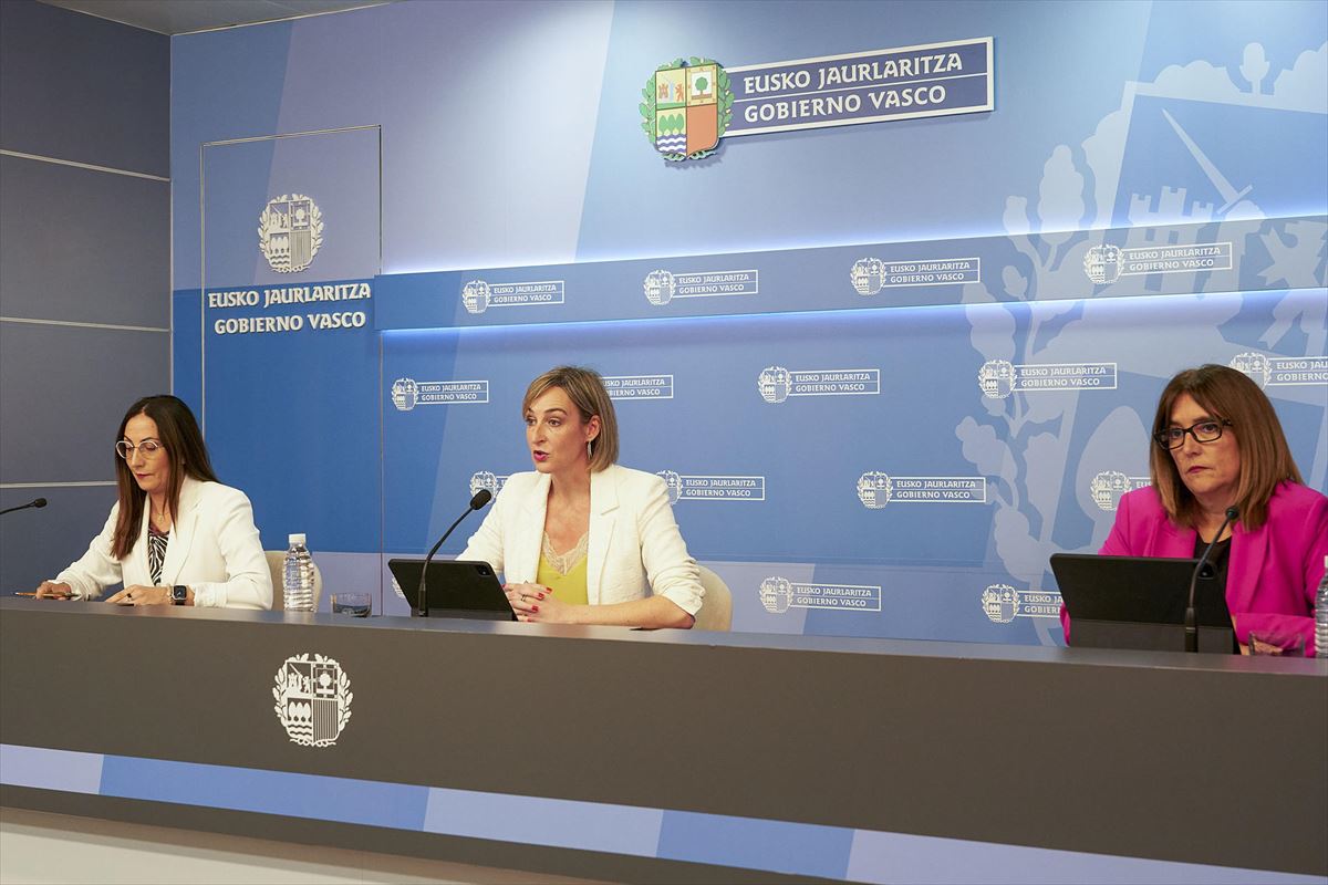 Begoña Pedrosa, junto a Ubarretxena y Barredo, tras el Consejo de Gobierno.