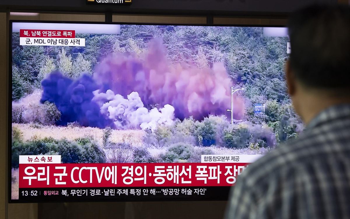 Destrucción de carreteras, desde una TV en Corea del Sur.