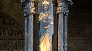 Ama Lur (12/10/2024): La Coronación de la Virgen Blanca