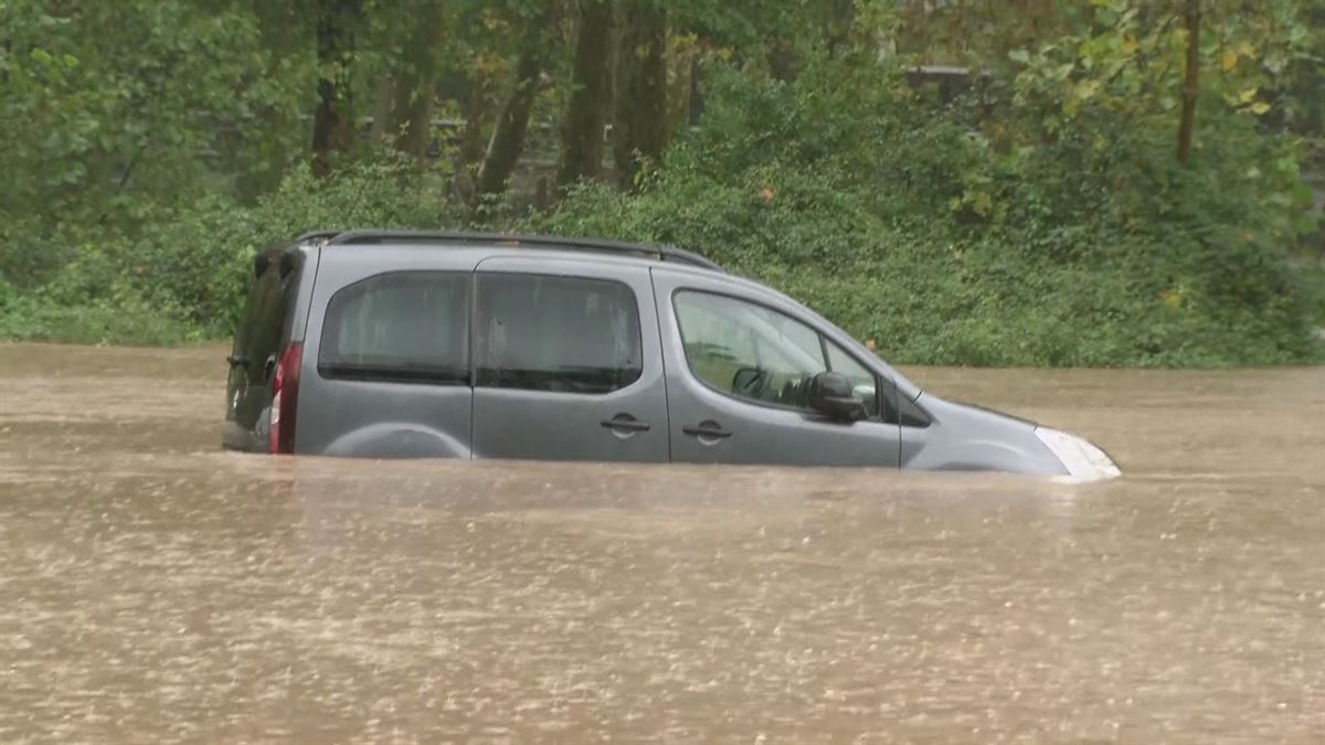 Urak estalitako autoa. EITB Mediaren bideo batetik ateratako irudia.