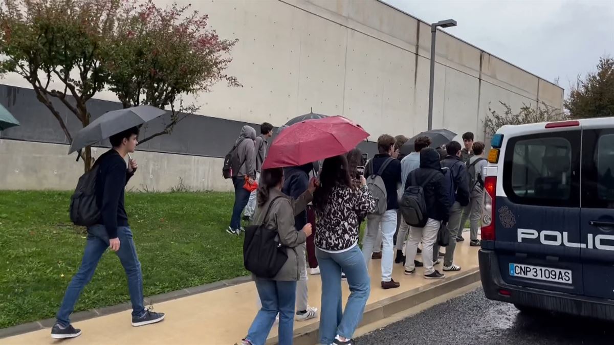 Estudiantes de la Universidad de Navarra insultando, ayer, a Fernando Grande-Marlaska