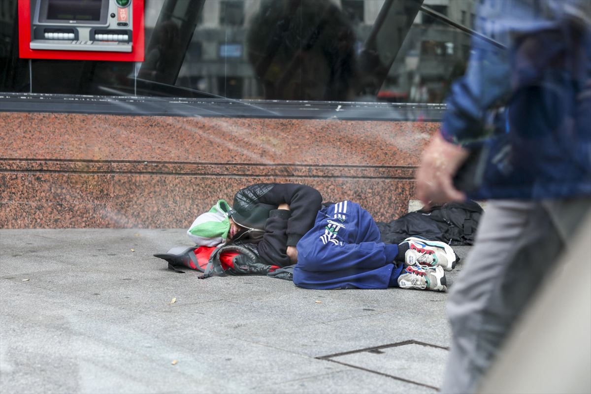 Una persona durmiendo en una calle de Bilbao: Foto: EFE