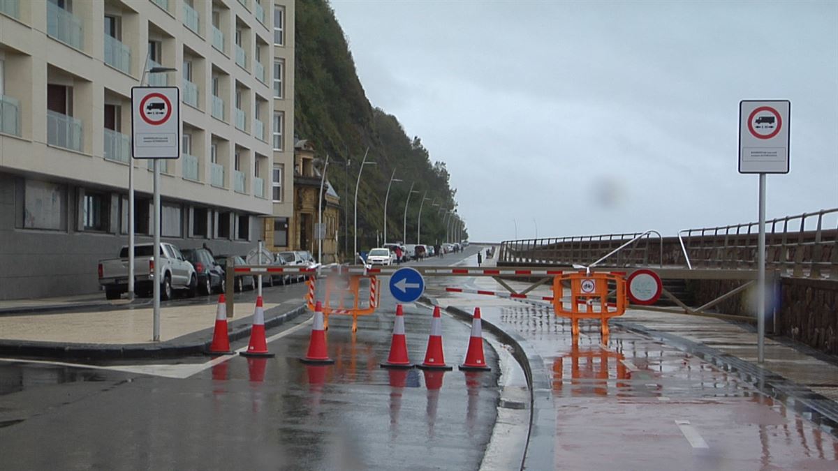 Donostian Paseo Berrirako sarbidea itxi dute itsasaldeko arriskuagatik