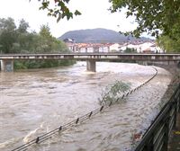 El río Oria baja con fuerza a su paso por Andoain