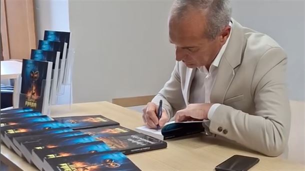 Losada firmando en la presentación del libro en la Casa Consistorial de Zuia