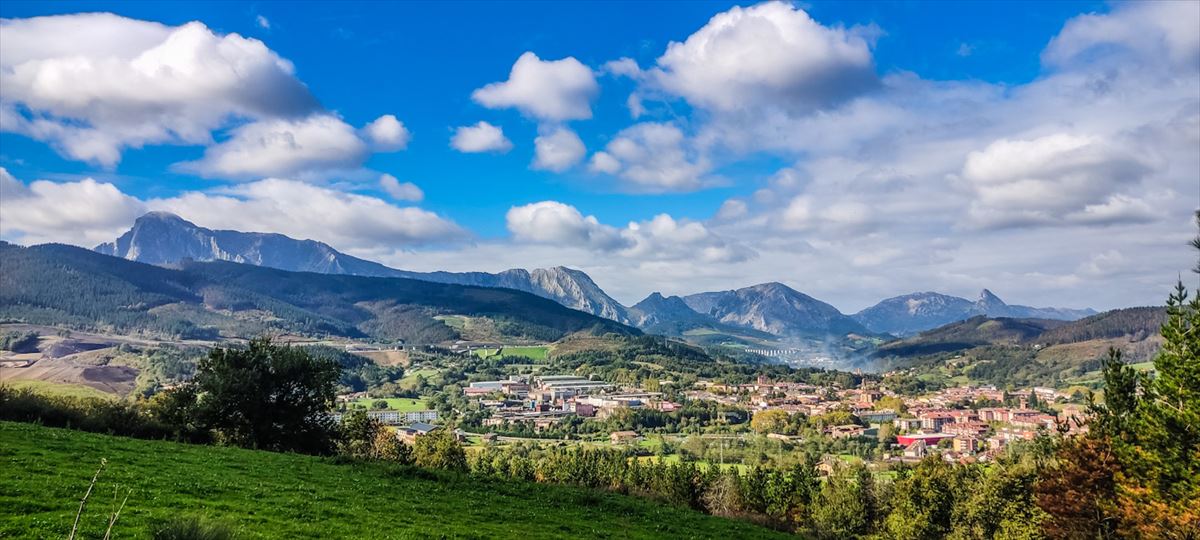 Nubes y claros en Elorrio (Bizkaia)