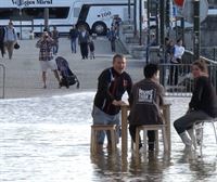 La pleamar ha convertido las calles de Baiona en ríos