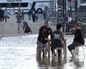 La pleamar ha convertido las calles de Baiona en ríos