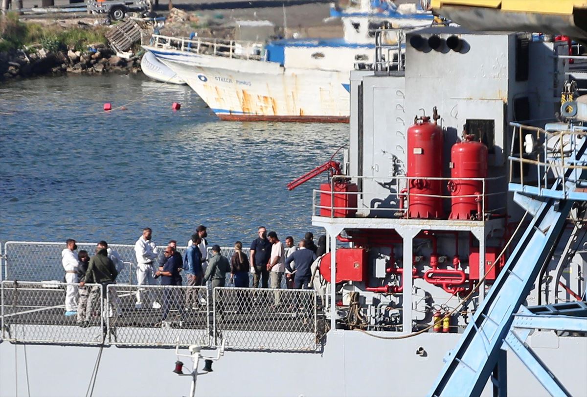 Los migrantes han realizado en barco el viaje de Albania a Italia. Foto: EFE