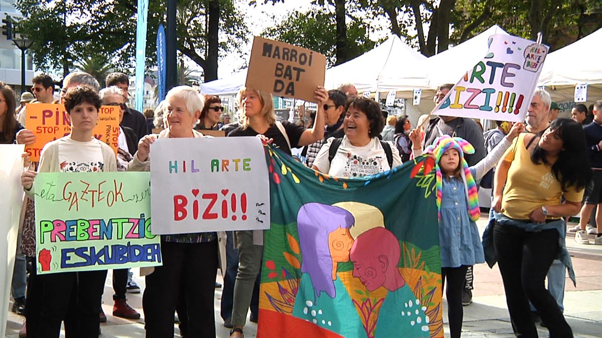 Bularreko minbizia osasun publikoaren krisi bat dela aldarrikatu dute Bilbon eta Donostian