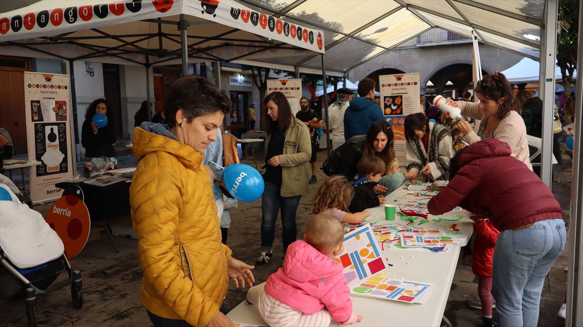 Larunbatetik hasi dira festaz gozatzen Zangozan. Arg: Nafarroa Oinez. 