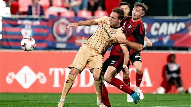 Bautista lucha por la posesión de un balón ante un rival. Foto: @SDEibar