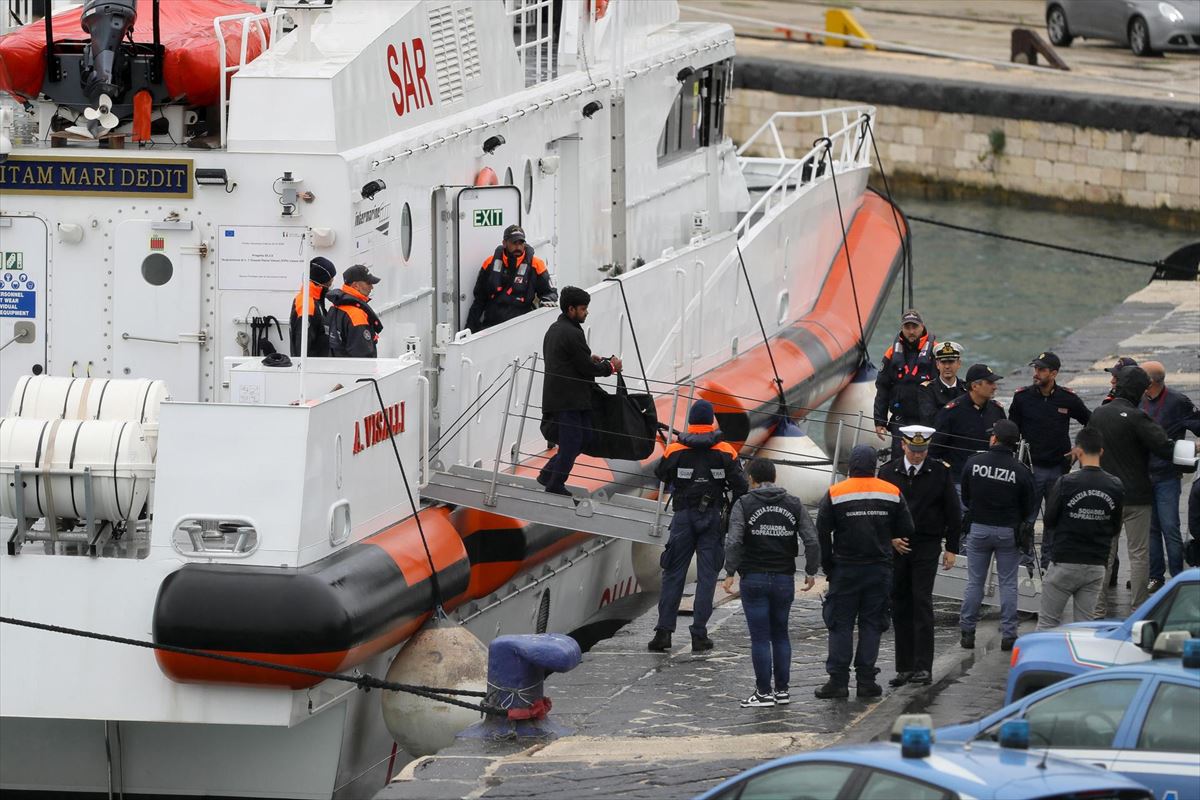 Momento en el que los 12 migrantes llegaron a Italia