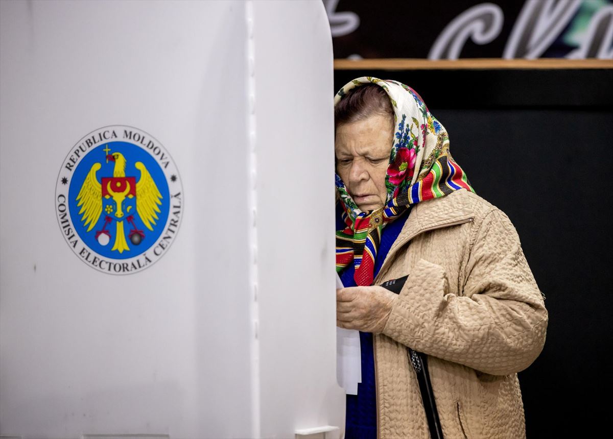 Una moldava vota en el referéndum. 