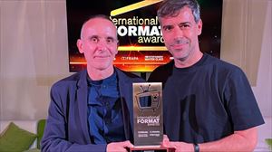 Joselu Blanco (EITB) y Xabier Zabaleta (Pausoka), con el premio