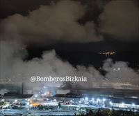 Incendio en un apilamiento de chatarra en la empresa Nervacero, en Valle de Trápaga