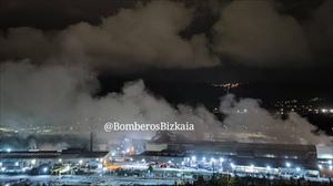 Incendio en un apilamiento de chatarra en la empresa Nervacero, en Valle de Trápaga
